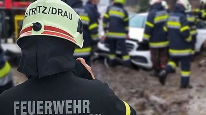 Feuerwehr musste Lenker aus dem Wrack schneiden