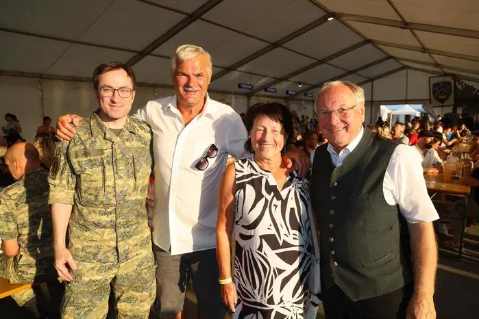 Es werden Erinnerungen und besondere Erlebnisse ausgetauscht und ehemalige Vorgesetzte besucht. 
