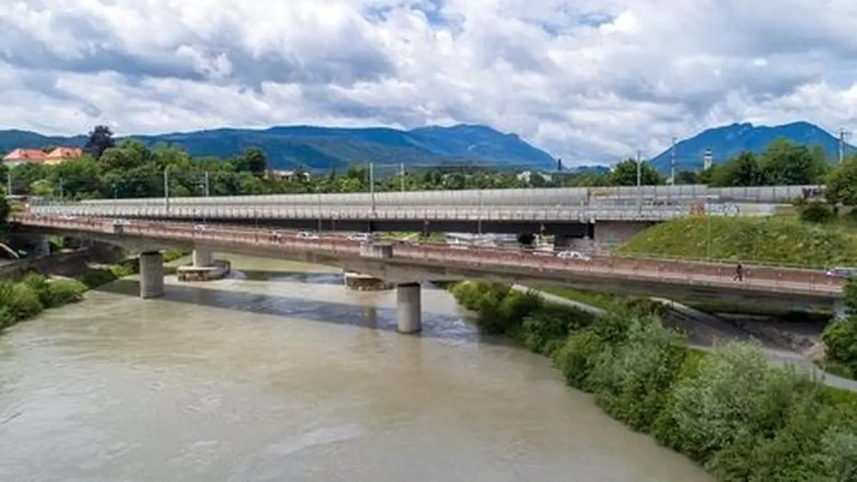 Drohnenansicht der Alpen Adria Brücke vor ihrer Sanierung: Die Brücke wird ab Samstag wieder zweispurig befahrbar sein