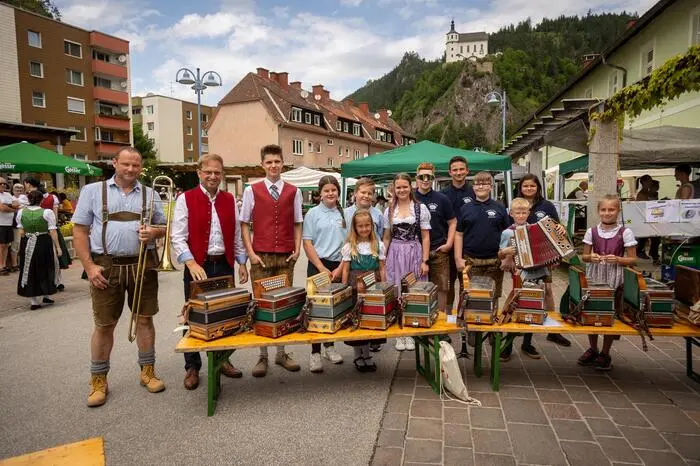Nach einem Platzkonzert folgte ein abwechslungsreiches Programm, gestaltet von der Musikschule St. Peter-Freienstein und dem ortsansässigen Trachtenverein.