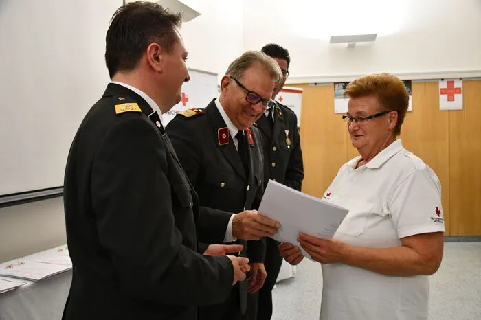 Olga Altersberger erhielt das Dienstjahrabzeichen in Gold für 40 Jahre.