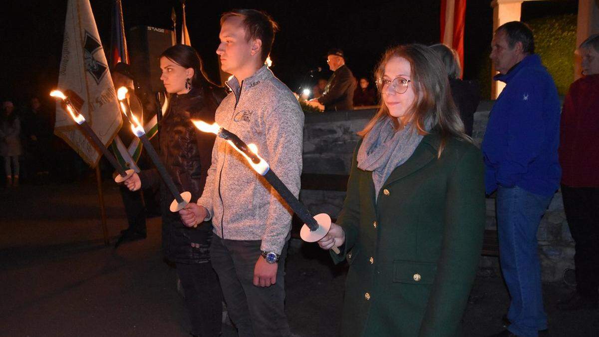 158 Lichter brannten zum Gedenken beim Kriegerdenkmal in Scheifling