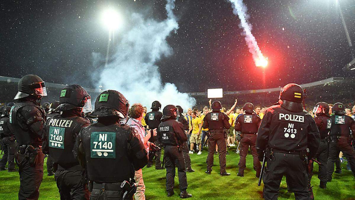 Beim Relegationsduell zwischen Braunschweig und Wolfsburg kam es zu Ausschreitungen