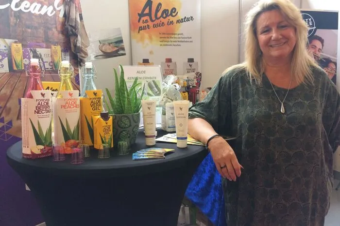 Auch auf der Grazer Herbstmesse darf natürlich etwas "Aloe Vera" nicht fehlen. "Es pflegt von innen und von außen", erzählt uns Gabriele Kaplan. Das Vitamin-C-reiche Gel aus der Agave wirke entschlackend und helfe angeblich bei jeglichen Beschwerden im Magen-Darm-Bereich. Neben Cremen und Salben kosten wir uns durch die Säfte - zugegeben, gewöhnungsbedürftig. Zu finden ist ihr Stand in der Halle C. 