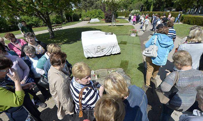 Viele Fans pilgerten zum Zentralfriedhof, um von ihrem Idol Abschied zu nehmen