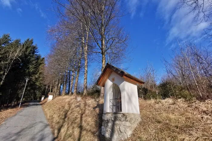 Der Kreuzweg in St. Stefan zeigt den Leidensweg Christi. Die einzelnen Szenen sind in Freskotechnik gefertigt.