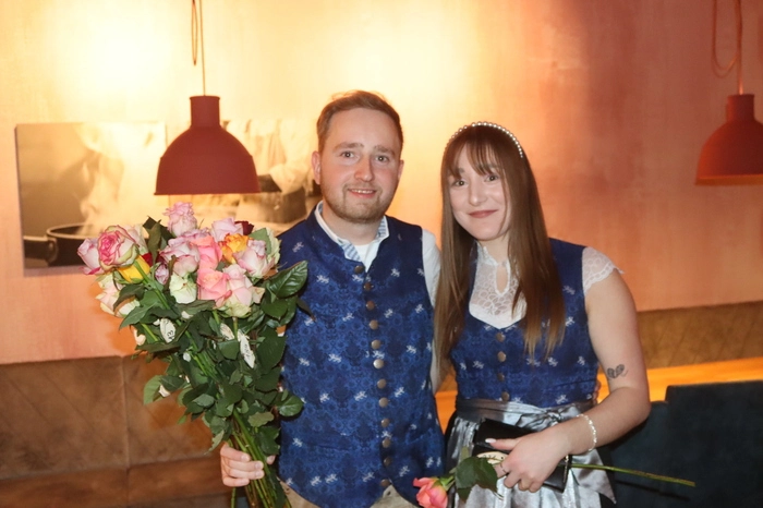 Besonders begehrt waren heuer wieder die Rosen, die mit einem Glückslos für die Mitternachtsverlosung verbunden waren.