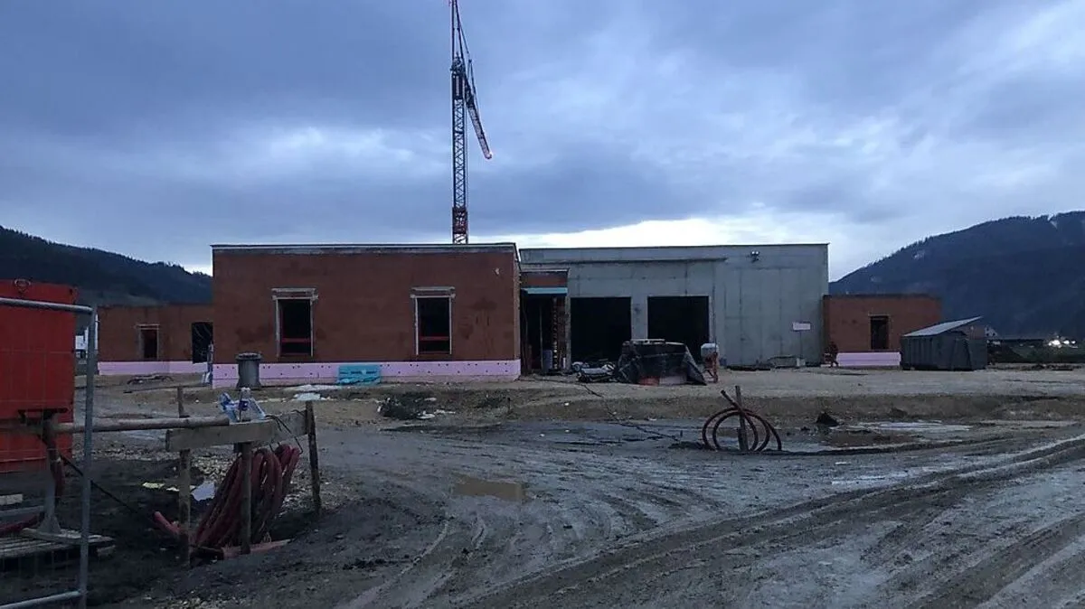 Die Rohbauarbeiten sind inklusive Dach und der Abdichtung fertig