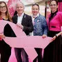 Mit der Aktion "Pink Ribbon" im Kampf gegen Brustkrebs: Bettina Assinger, Hans-Jörg Neumann, Doris Kiefhuber (Krebshilfe Österreich), Jasmine-Isabell Mrak-Caamaño