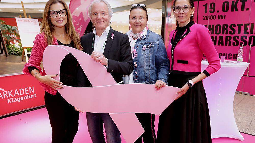 Mit der Aktion &quot;Pink Ribbon&quot; im Kampf gegen Brustkrebs: Bettina Assinger, Hans-Jörg Neumann, Doris Kiefhuber (Krebshilfe Österreich), Jasmine-Isabell Mrak-Caamaño