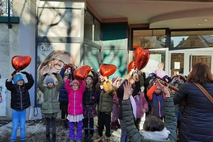 Die Kinder der Volksschule Weizberg ließen Luftballons in den Himmel steigen ... 