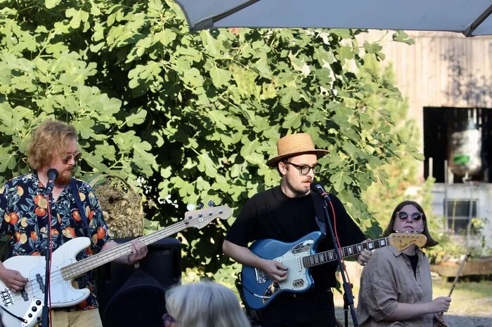 Die Band Picobello sang: "Nichts davon trink ich so gern wie Edelwein Weiß im Sonnenschein."