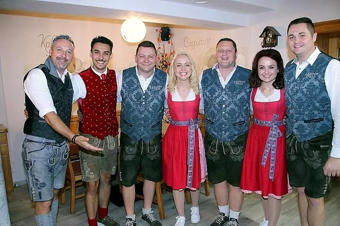 Musikalisch begleitet auf ihrer Reise nach Afling wurden die Geschwister vom „Agaton Trio“, das am Faaker See beheimatet ist.