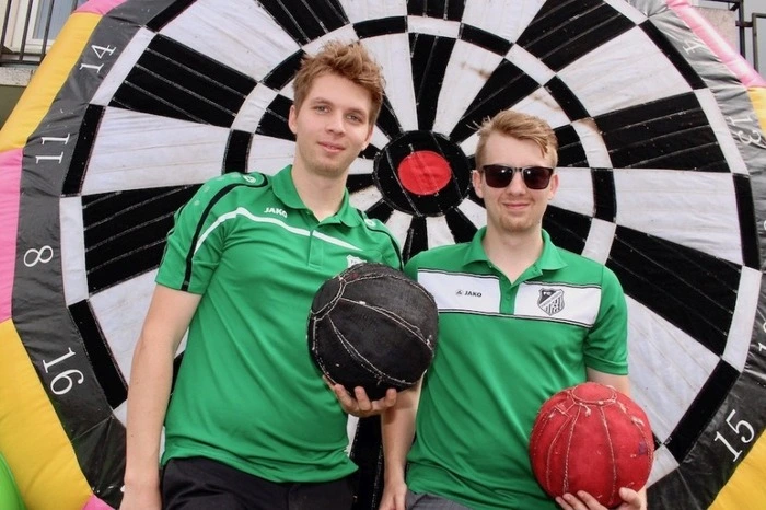 Die überdimensionale Fußball-Dart-Scheibe sorgte für Spaß.