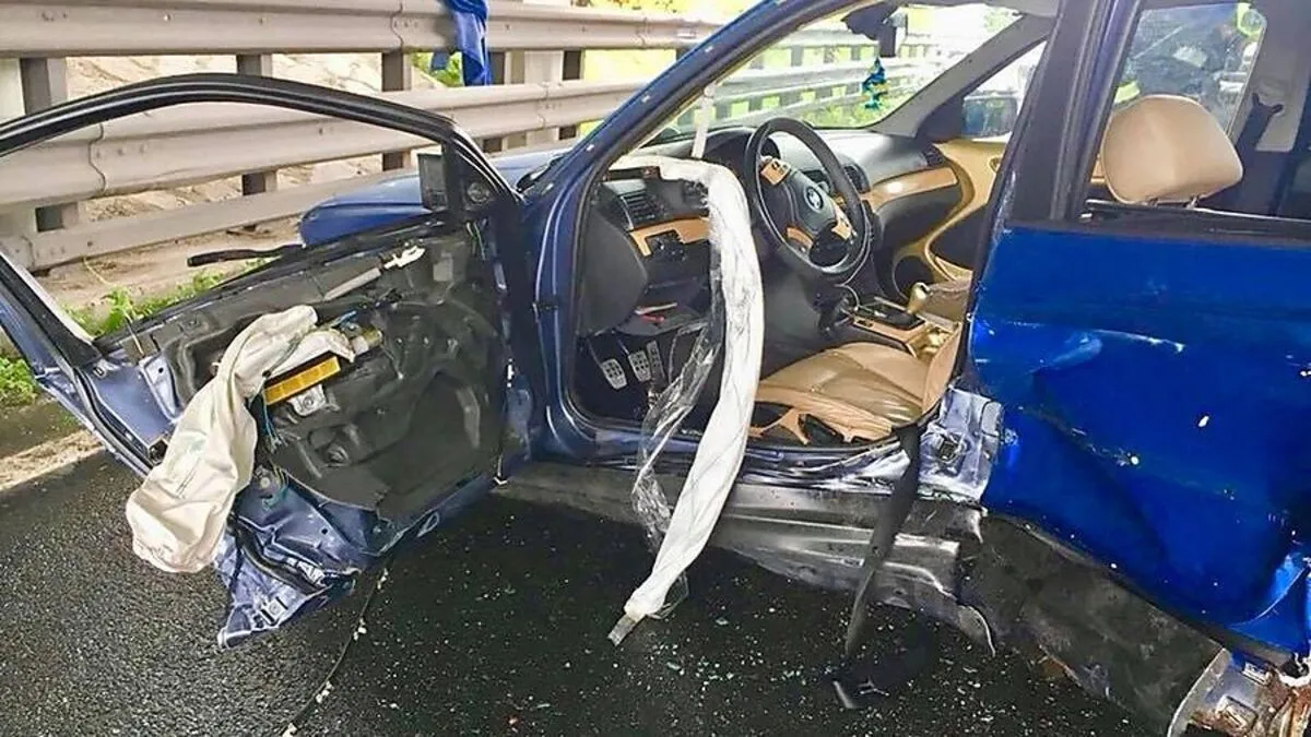 Ein Lenker war im Fahrzeug eingeklemmt worden 