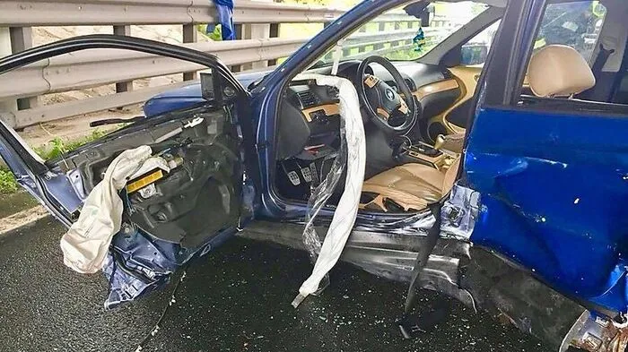 Ein Lenker war im Fahrzeug eingeklemmt worden