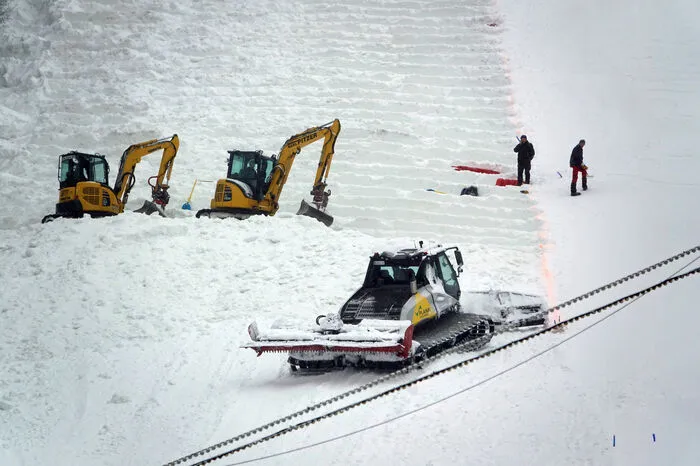 Links der Piste werden die Schneetreppen für den Publikumsbereich in den Schnee gegraben
