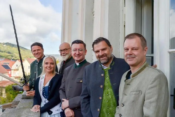Die traditionelle Aufstellung nahmen Bürgermeister Alexander Radl, Marktreferent Stadtrat Michael Schüssler und Stadtrat Christian Stückler vor. Ebenfalls an der Feier beteiligt waren Stadtpfarrer Christoph Kranicki sowie vonseiten der Wolfsberger Stadtwerke Christian Schmimik, Dieter Rabensteiner und Karl Heinz Smole. Natürlich durfte auch Marktprinzessin Miriam Findenig nicht fehlen.