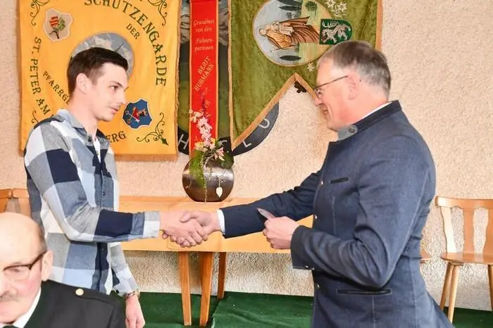 Kommandant Major Franz Leitner beförderte Manuel Fixl zum Gefreiten und den neuen Obmann Reinhard Hansmann zum Leutnant.
