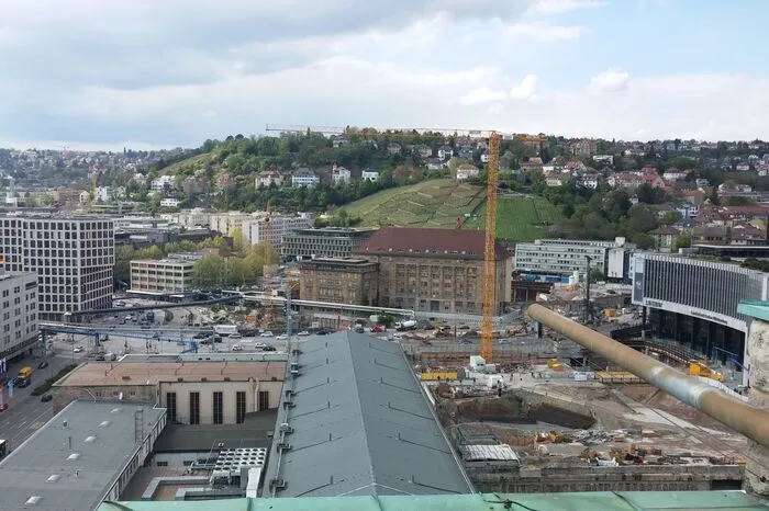 Blick zwei vom Bahnhofsturm: Der einzige Bereich der Baustelle von Stuttgart 21, der in der Stadt oberirdisch zu sehen ist...