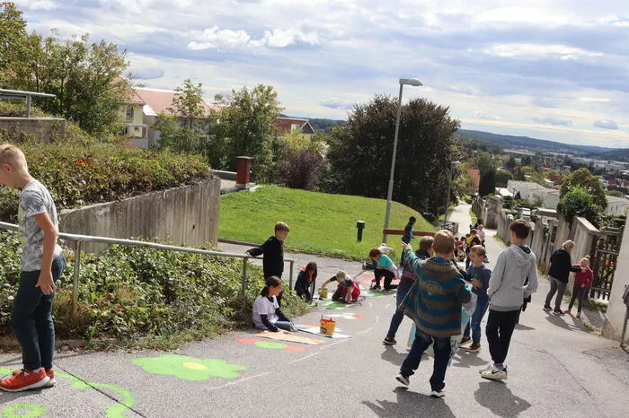 ...und so danach. Der Schulweg verwandelte sich in eine "blühende Straße".