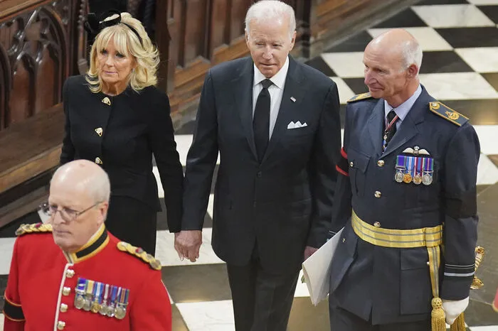 Etwa 2200 Menschen werden in der Westminster Abbey dem Spektakel folgen, bei Elizabeth waren es einst mehr als 8000. Erwartet werden Würdenträger und die wichtigsten politischen Vertreter ebenso wie zahlreiche Ehren- und Staatsgäste aus dem Ausland. Wie beim Staatsbegräbnis der Queen dürften Dutzende gekrönte Häupter und Staatschefs anreisen - wie hier US-Präsident Joe Biden mit seiner Frau Jill.