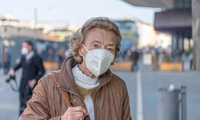 Gertrude Reuter wartet vor der Messehalle