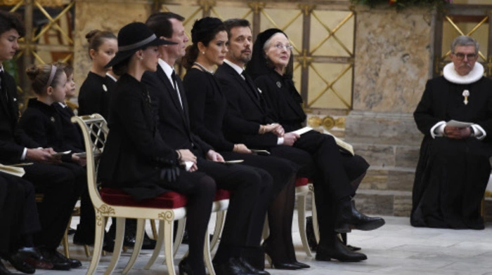 Die dänische Königsfamilie zeigte sich bei der Beisetzung am Dienstag in der Schlosskirche Christiansborg gerührt aber gefasst.