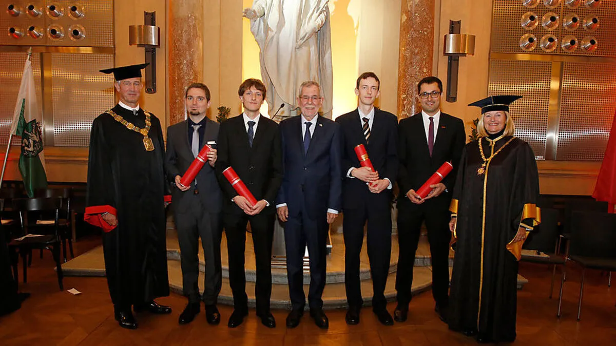 Kainz, Van der Bellen und Neuper gratulieren den Promovenden Christoph Erwin Dobraunig, Thomas Unterluggauer, Michael Kniely und Martin Forstinger