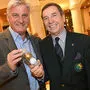 Ehrenpräsident Hans Fian (rechts) übergab den goldenen Ball an seinen Nachfolger Christian Brugger