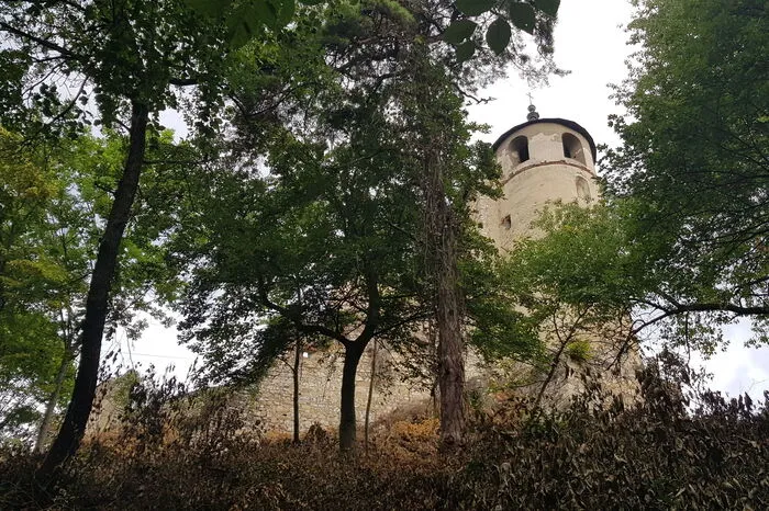 Die Felsenburg, die heute als Burgruine Gösting bekannt ist, wurde im 11. Jahrhundert erbaut. So bedeutende Adelsgeschlechter wie die Eppensteiner und Traungauer gehörten zu ihren Besitzern, im 15. Jahrhundert wurde sie zur Festung ausgebaut. 1723 schlug ein Blitz ein, die Burg wurde nicht mehr aufgebaut. Seit 1925 wird die Ruine vom Burgverein betreut, 1999 erwarb Hubert Auer die Burg.