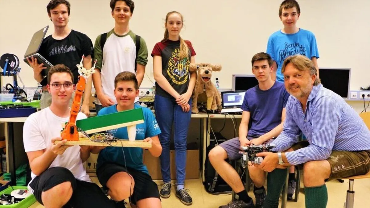 Anton Edl mit dem "Wurm" in der Hand und seine Gruppe mit weiteren Kreationen