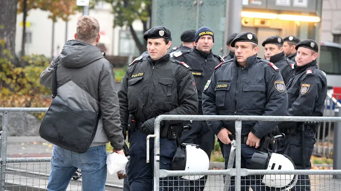 Der rechte Kongress "Verteidiger Europas" hat mit einem großen Polizeiaufgebot Samstag früh in Linz in den an die Veranstalter vermieteten Redoutensälen des Landes begonnen.