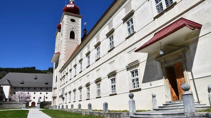 „Was ist der Mensch?“ Diese Frage beschäftigt die Menschheit immer schon. Unter dieses Motto stellte nun auch das Stift Sankt Lambrecht seine kunsthistorische Schau, die neu konzipiert und am 24. April neu eröffnet wurde.  