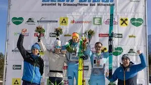 Flower Ceremony für den Bewerb 50 km Freistil Männer: OK-Chef Helmut Fuchs, Anton Erlbacher (AUT, SC Kuchl, 2. Platz), Michael Grick (AUT, Team Krungl, 1. Platz), Hannes Seebacher (AUT, Team Krungl, 3. Platz), Herbert Hansmann, Bürgermeister Bad Mitterndorf