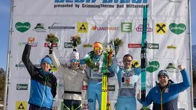 Flower Ceremony für den Bewerb 50 km Freistil Männer: OK-Chef Helmut Fuchs, Anton Erlbacher (AUT, SC Kuchl, 2. Platz), Michael Grick (AUT, Team Krungl, 1. Platz), Hannes Seebacher (AUT, Team Krungl, 3. Platz), Herbert Hansmann, Bürgermeister Bad Mitterndorf