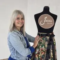 Im Zentrum von Kirchbach hat Jasmin Hirschmann ihr Schneideratelier „Jassis Plissee & Mode“ eröffnet