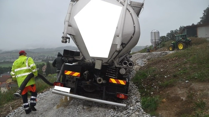 "Der Inhalt des Silos wurde mit A-Schläuchen zum nahe gelegenen Futtersilo gepumpt", berichtet Walter Ninaus vom Bereichsfeuerwehrverband Voitsberg.