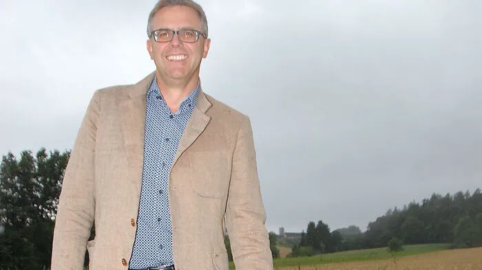 Bernhard Gitl an einem Weizenfeld in seinem Heimatort Kirchbach