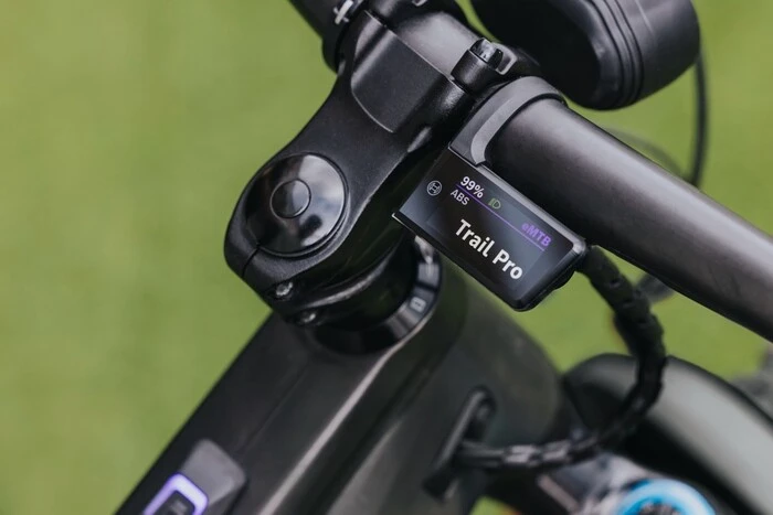 Mit einer für eMTBs angepassten Optik und geschützt im Lenkerdreieck positioniert, bietet das neue Purion 400 Display einen guten Überblick über die wesentlichen Fahr- und Fitnessdaten.