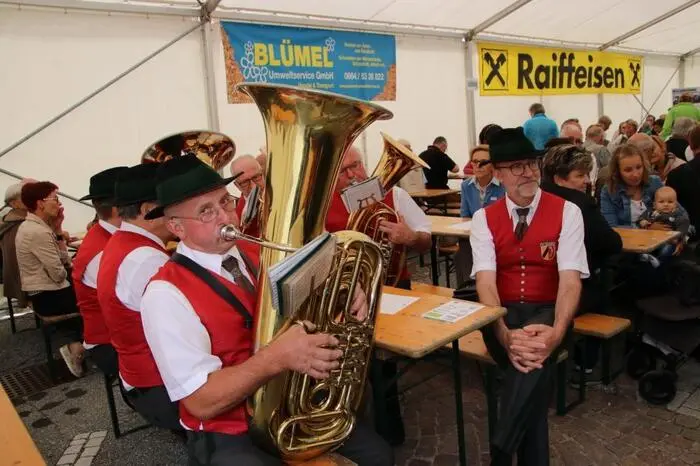 Die Blasmusik spielte auf, die Fußwallfahrer aus Salla und Kainach wurden am Dorfplatz empfangen und zogen gemeinsam mit dem Kameradschaftsbund und den Gläubigen in die kleine schmucke Landkirche, ...