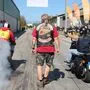 Ein Mann mit schwarzer Kutte mit dem Aufdruck „Hells Angels Austria“ steht zwischen zwei Motorradfahrer | Beim großen Jubiläumstreffen der Hells Angels im Kuss Wolfsberg ist keine Motorradparade vorgesehen