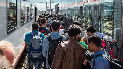 300 Schutzsuchende werden auf Züge umgeleitet.