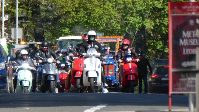 Italienisches Lebensgefühl und bodenständige Kraft vereinten sich bei der Manifestazione „Vespa trifft Traktor“ in Leoben.
