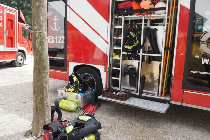 Gewonnen haben Siegfried Odernek, Rudolf Wendlandt, Helmut Popetschnigg und Benjamin Fuchs von der Stadtfeuerwehr Kapfenberg. Unter anderem musste in vier Metern unter Wasser aus vier Hölzern ein Rahmen zusammengebaut werden. "Für uns alle stellt der Tauchbewerb eine Möglichkeit dar, Kontakte zu pflegen", freute sich Mulle über das rege Interesse.