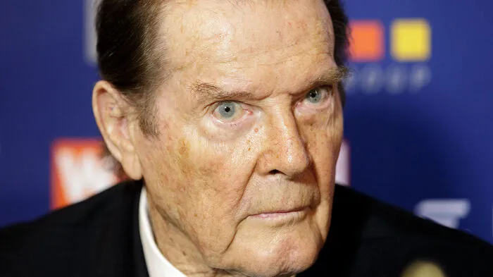 "Schweren Herzens müssen wir mitteilen, dass unser Vater, Sir Roger Moore, heute gestorben ist. Wir sind tieftraurig", das teilte die Familie von Roger Moore mit.