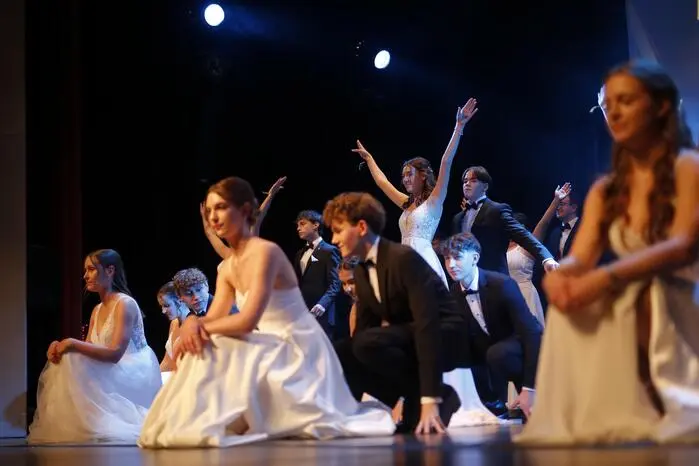 59 Maturantinnen und Maturanten tanzten bei der „Hollywood Night“.