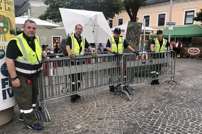 Am Udo-Jürgens-Platz wachte die Feuerwehr über die Absperrgitter