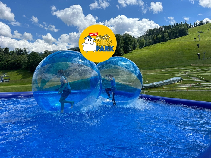 Water Zorbing macht riesigen Spaß | Beim Water Zorbing läuft man in einer aufblasbaren Kugel über das Wasser. 