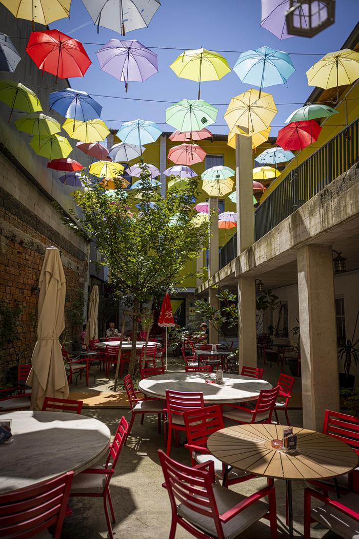 Der Gastgarten unter bunten Regenschirmen mit 80 Sitzplätzen